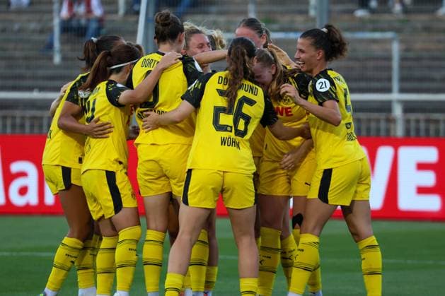 Dortmund, Deutschland 19. August 2025: DFB Pokal Frauen - 2025 2026 - Borussia Dortmund vs. Borussia Mönchengladbach Im Bild: Torschützin Ronja Leubner (BVB), verdeckt im Bild, macht das Tor zum 1:0 für Borussia Dortmund und jubelt mit ihren Mannschaftskolleginnen DFB regulations prohibit any use of photographs as image sequences and or quasi-video. Stadion Rote Erde Nordrhein Westfalen Copyright: xFotostandx xFantinix