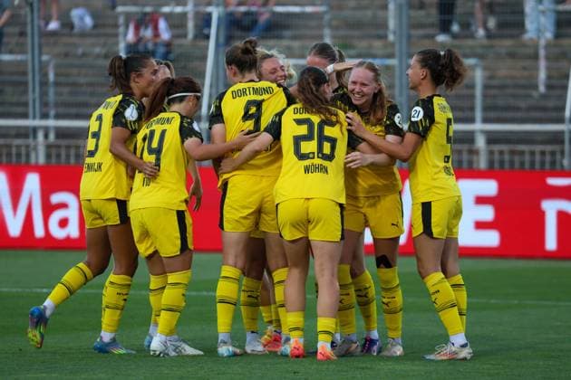 Dortmund, Deutschland 19. August 2025: DFB Pokal Frauen - 2025 2026 - Borussia Dortmund vs. Borussia Mönchengladbach Im Bild: Torschützin Ronja Leubner (BVB), von rechts die Zweite im Bild, macht das Tor zum 1:0 für Borussia Dortmund und jubelt mit ihren Mannschaftskolleginnen DFB regulations prohibit any use of photographs as image sequences and or quasi-video. Stadion Rote Erde Nordrhein Westfalen Copyright: xFotostandx xFantinix
