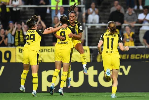 Fußball Frauen DFB-Pokal Saison 2025 2026 Borussia Dortmund - Borussia Mönchengladbach am 19.08.2025 im Stadion Rote Erde in Dortmund Jenske Steenwijk ( Borussia Dortmund ), mitte freut sich mit Dana Celine Marquardt ( Borussia Dortmund ) über das 3:1 Nordrhein-Westfalen Deutschland