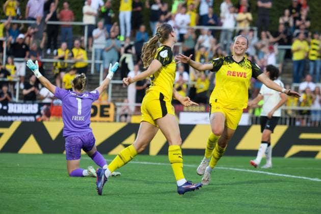 Dortmund, Deutschland 19. August 2025: DFB Pokal Frauen - 2025 2026 - Borussia Dortmund vs. Borussia Mönchengladbach Im Bild: v.li. die Zweite Torschützin Annika Enderle (BVB) macht das Tor zum 2:0 für Borussia Dortmund und jubelt DFB regulations prohibit any use of photographs as image sequences and or quasi-video. Stadion Rote Erde Nordrhein Westfalen Copyright: xFotostandx xFantinix