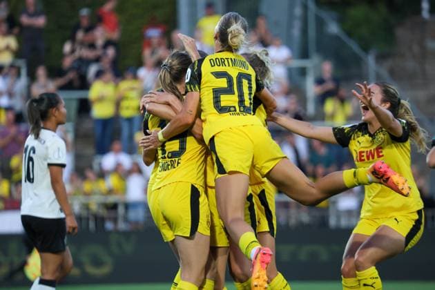 Dortmund, Deutschland 19. August 2025: DFB Pokal Frauen - 2025 2026 - Borussia Dortmund vs. Borussia Mönchengladbach Im Bild: v.li. Torschützin Annika Enderle (BVB) macht das Tor zum 2:0 für Borussia Dortmund und jubelt mit ihren Mannschaftskolleginnen DFB regulations prohibit any use of photographs as image sequences and or quasi-video. Stadion Rote Erde Nordrhein Westfalen Copyright: xFotostandx xFantinix