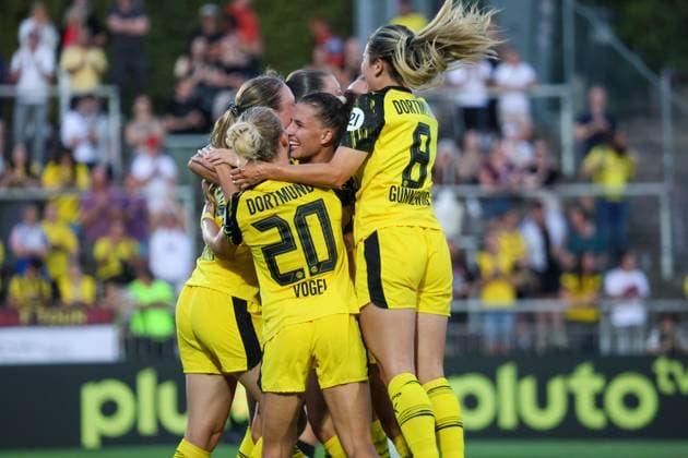 Dortmund, Deutschland 19. August 2025: DFB Pokal Frauen - 2025 2026 - Borussia Dortmund vs. Borussia Mönchengladbach Im Bild: v.li. Torschützin Annika Enderle (BVB) macht das Tor zum 2:0 für Borussia Dortmund und jubelt mit ihren Mannschaftskolleginnen DFB regulations prohibit any use of photographs as image sequences and or quasi-video. Stadion Rote Erde Nordrhein Westfalen Copyright: xFotostandx xFantinix