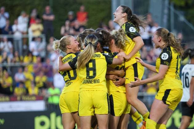 Dortmund, Deutschland 19. August 2025: DFB Pokal Frauen - 2025 2026 - Borussia Dortmund vs. Borussia Mönchengladbach Im Bild: Torschützin Annika Enderle (BVB), verdeckt im Bild, macht das Tor zum 2:0 für Borussia Dortmund und jubelt mit ihren Mannschaftskolleginnen DFB regulations prohibit any use of photographs as image sequences and or quasi-video. Stadion Rote Erde Nordrhein Westfalen Copyright: xFotostandx xFantinix