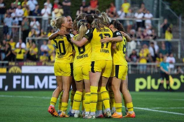 Dortmund, Deutschland 19. August 2025: DFB Pokal Frauen - 2025 2026 - Borussia Dortmund vs. Borussia Mönchengladbach Im Bild: Torschützin Annika Enderle (BVB), verdeckt im Bild, macht das Tor zum 2:0 für Borussia Dortmund und jubelt mit ihren Mannschaftskolleginnen DFB regulations prohibit any use of photographs as image sequences and or quasi-video. Stadion Rote Erde Nordrhein Westfalen Copyright: xFotostandx xFantinix