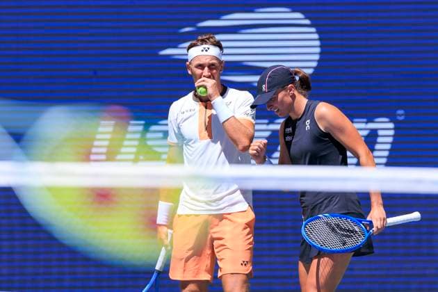 August 19, 2025, Flushing Meadows, New York, USA: Iga Swiatek and Casper Ruud talk strategy during a mix doubles match against Madison Keys and Frances Tiafoe at the 2025 US Open at USTA Billie Jean King National Tennis Center on Tuesday August 19, 2025 in the Flushing neighborhood of the Queens borough of New York City. JAVIER ROJAS PI Flushing Meadows USA - ZUMAp124 20250819_zaa_p124_042 Copyright: xJavierxRojasx