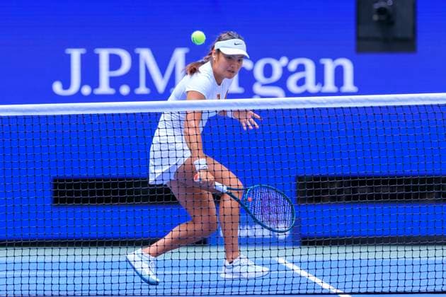 August 19, 2025, Flushing Meadows, New York, USA: Emma Raducanu (in photo) and Carlos Alcaraz during a mix doubles match against Jessica Pegula and Jack Draper at the 2025 US Open at USTA Billie Jean King National Tennis Center on Tuesday August 19, 2025 in the Flushing neighborhood of the Queens borough of New York City. JAVIER ROJAS PI Flushing Meadows USA - ZUMAp124 20250819_zaa_p124_056 Copyright: xJavierxRojasx