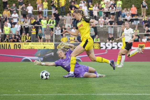 19.08.2025, xgrfx, Fussball DFB Pokalfinale der Frauen Playoffs , Borussia Dortmund - Borussia Mönchengladbach v.l. Jil Frehse (Borussia Mönchengladbach), Annika Enderle (Borussia Dortmund) (DFL DFB REGULATIONS PROHIBIT ANY USE OF PHOTOGRAPHS as IMAGE SEQUENCES and or QUASI-VIDEO) Dortmund