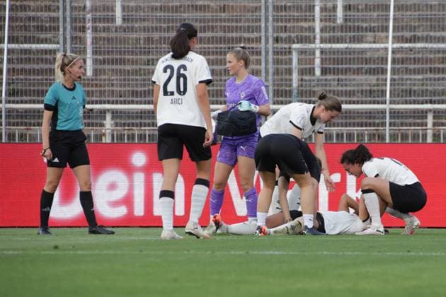 19.08.2025, xgrfx, Fussball DFB Pokalfinale der Frauen Playoffs , Borussia Dortmund - Borussia Mönchengladbach v.l. Verletzung, Yvonne Zielinski (Borussia Mönchengladbach) (DFL DFB REGULATIONS PROHIBIT ANY USE OF PHOTOGRAPHS as IMAGE SEQUENCES and or QUASI-VIDEO) Dortmund