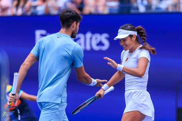 August 19, 2025, Flushing Meadows, New York, USA: EMMA RADUCANU and CARLOS ALCARAZ React after winning a point during a mix doubles match against Pegula and Draper at the 2025 US Open at USTA Billie Jean King National Tennis Center on Tuesday. Raducanu and Alcaraz lost and Draper and Pegula won 4:2 4:2. Flushing Meadows USA - ZUMAp124 20250819_zaa_p124_064 Copyright: xJavierxRojasx