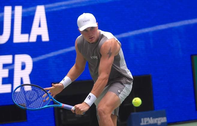 US Open 2025 - Mixed Doubles NEW YORK, UNITED STATES - AUGUST 19: Jessica Pegula of USA and Jack Draper (in the picture) of the United Kingdom play against Carlos Alcaraz of Spain and Emma Raducanu of the United Kingdom during the mixed doubles at USTA Billie Jean King National Tennis Center on August 19, 2025, in Queens, New York City, USA. Selcuk Acar Anadolu New York United States. Editorial use only. Please get in touch for any other usage.  Copyright: x2025xAnadoluxSelcukxAcarx