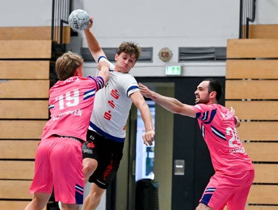 19.08.2025, xpsx, Handball Testspiel, HSG Hanau - TSV Bayer Dormagen v.l. Ben Oliver Srugies (Dormagen), Scharriär, Ben (HSG Hanau), k.a Hanau Hessen Deutschland (DEU)