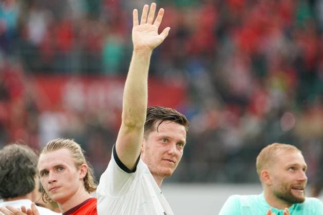 Deutschland, Fußball, Europa: Michael Gregoritsch, Spieler des SC Freiburg und österreichischer Nationalspieler, im Stadion beim Spiel, hebt die Hand zum Gruß St. Gallen Kybunpark Switzerland *** Germany, Football, Europe Michael Gregoritsch, SC Freiburg player and Austrian international, in the stadium at the match, raises his hand to salute St Gallen Kybunpark Switzerland Copyright: xJoeranxSteinsiekx