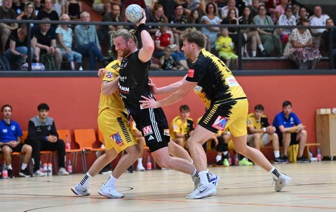 19.08.2025 - Handball - Saison 2025 2026 - Testspiel - Freundschaftsspiel : HC Erlangen HCE - Bregenz Handball - - xwoxzix - Maciej Gebala (77, HC Erlangen HCE ) gegen Louis Mönch (32, Bregenz Handball ) Dian Ramic (57, Bregenz Handball )