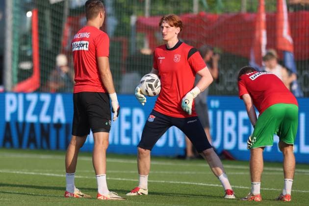Torwart, 1 Konstantin Heide (Unterhaching) Portraet, Portrait, Aufwaermen, Aufwaermtrikot Fussball Regionaliga Bayern SpVgg Unterhaching - FC Bayern Muenchen II Stadion am Sportpark 15.08.2025 FOTO: Mladen Lackovic *** Goalkeeper, 1 Konstantin Heide Unterhaching Portraet, Portrait, Aufwaermen, Aufwaermtrikot Fußball Regionaliga Bayern SpVgg Unterhaching FC Bayern Muenchen II Stadion am Sportpark 15 08 2025 PHOTO Mladen Lackovic