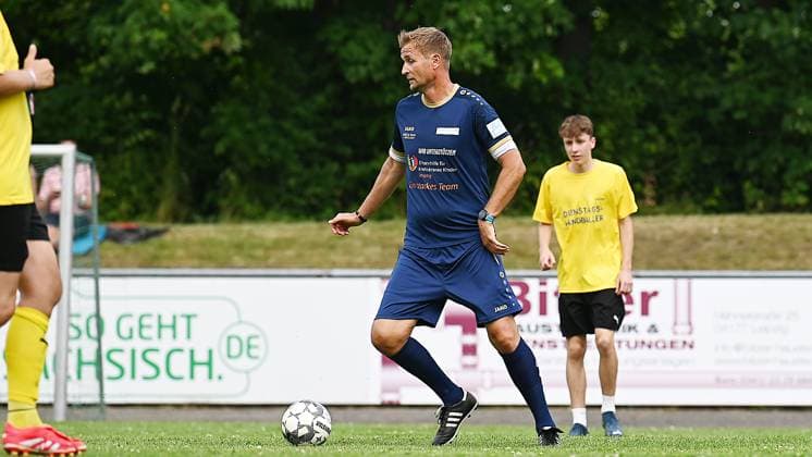 24. Benefiz-Fußball-Turnier >> Kick den Krebs << der Elternhilfe für krebskranke Kinder e.V. Leipzig zugunsten von Kindern mit einer Krebserkrankung und ihren Familien (15.06.2025) David Bergner (Berater, Mitglied der Sportlichen Leitung und Ex-Interimstrainer Chemie Leipzig) vom Allstar Team in Aktion beim Benefiz-Fußball-Turnier >> Kick den Krebs <<. Leipzig Sachsen Deutschland Sportplatz Stadion SSV Stötteritz *** 24 Benefit soccer tournament Kick den Krebs der Elternhilfe für krebskranke Kinder e V Leipzig for the benefit of children with cancer and their families 15 06 2025 David Bergner Consultant, member of the sports management and former interim coach Chemie Leipzig from the Allstar Team in action at the benefit soccer tournament Kick den Krebs Leipzig Sachsen Deutschland Sportplatz Stadion SSV Stötteritz