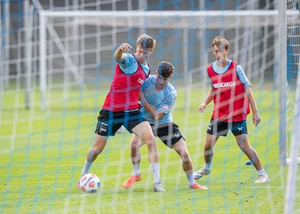 Fussball, Herren, Saison 2025 26, 2. Bundesliga, Hertha BSC, Training, v.l. Luca Schuler (Hertha BSC), Janne Berner (Hertha BSC), Tim Hoffmann (Hertha BSC), 20.08. 2025,