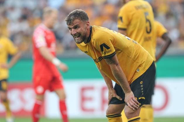 18.08.2025, xtgx, Fussball DFB Pokal 1. Runde, SG Dynamo Dresden - 1. FSV Mainz 05 emspor, v.l. Lars Buenning (Bünning, Dresden, 23) enttaeuscht, enttäuscht, schaut enttaeuscht, niedergeschlagen, disappointed (DFL DFB REGULATIONS PROHIBIT ANY USE OF PHOTOGRAPHS as IMAGE SEQUENCES and or QUASI-VIDEO) Dresden *** 18 08 2025, xtgx, Soccer DFB Cup 1 round, SG Dynamo Dresden 1 FSV Mainz 05 emspor, v l Lars Buenning Bünning, Dresden, 23 disappointed, disappointed, looks disappointed, disappointed DFL DFB REGULATIONS PROHIBIT ANY USE OF PHOTOGRAPHS as IMAGE SEQUENCES and or QUASI VIDEO Dresden