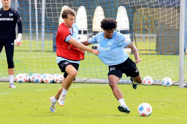 DEU, DFL, 2. FBL Hertha BSC, Training, 20.08.2025, Sportforum, Berlin, DEU, DFL, 2. FBL Hertha BSC, Training, im Bild Kennet Eichhorn (Hertha BSC Berlin 23), Javairo Dilrosun (Hertha BSC Berlin 59) DFL - regulations prohibit any use of Photographs as image sequences and or quasi-video