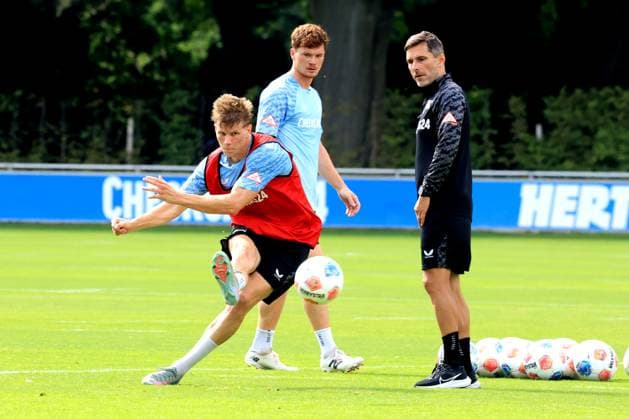 DEU, DFL, 2. FBL Hertha BSC, Training, 20.08.2025, Sportforum, Berlin, DEU, DFL, 2. FBL Hertha BSC, Training, im Bild Sebastian Groenning (Hertha BSC Berlin 17), Luca Schuler (Hertha BSC Berlin 18), Cheftrainer Stefan Leitl (Hertha BSC Berlin) DFL - regulations prohibit any use of Photographs as image sequences and or quasi-video
