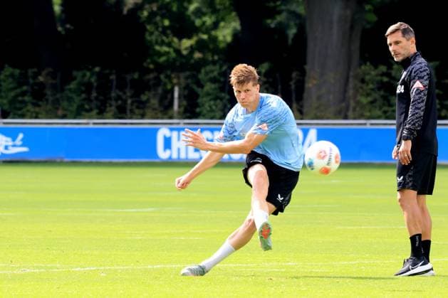 DEU, DFL, 2. FBL Hertha BSC, Training, 20.08.2025, Sportforum, Berlin, DEU, DFL, 2. FBL Hertha BSC, Training, im Bild Sebastian Groenning (Hertha BSC Berlin 17), Cheftrainer Stefan Leitl (Hertha BSC Berlin) DFL - regulations prohibit any use of Photographs as image sequences and or quasi-video