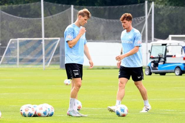 DEU, DFL, 2. FBL Hertha BSC, Training, 20.08.2025, Sportforum, Berlin, DEU, DFL, 2. FBL Hertha BSC, Training, im Bild Sebastian Groenning (Hertha BSC Berlin 17), Luca Schuler (Hertha BSC Berlin 18) DFL - regulations prohibit any use of Photographs as image sequences and or quasi-video