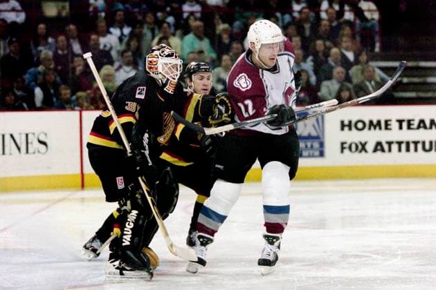 970318 Ishockey, NHL, Eishockey Herren, USA Colorado Avalanche - Vancouver Canucks, 4-2: Corey Hirsch, malvakt, Vancouver Canucks och Claude Lemieux, Colorado Avalanche. *** 970318 Ice Hockey, NHL, Colorado Avalanche Vancouver Canucks, 4 2 Corey Hirsch, goaltender, Vancouver Canucks and Claude Lemieux, Colorado Avalanche  Copyright: BILDBYRAN BB970318BB037