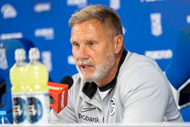 Lech Poznan v Genk - UEFA Europa League Media Activities 20 08 2025 POZNAN, POLAND - AUGUST 20 : Fink Thorsten head coach of KRC Genk talking to the press during a press conference, PK, Pressekonferenz ahead of the UEFA Europa League 2025 26 Play-offs1st leg between Lech Poznan and KRC Genk on August 20, 2025 in Poznan, Poland 20 08 2025 Poznan Poland  Copyright: xAdamxCiereszkox