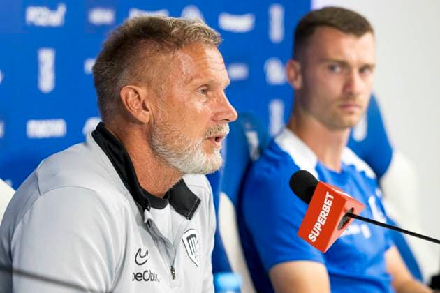 Lech Poznan v Genk - UEFA Europa League Media Activities 20 08 2025 POZNAN, POLAND - AUGUST 20 : Fink Thorsten head coach of KRC Genk and captain Heynen Bryan talking to the press during a press conference, PK, Pressekonferenz ahead of the UEFA Europa League 2025 26 Play-offs1st leg between Lech Poznan and KRC Genk on August 20, 2025 in Poznan, Poland 20 08 2025 Poznan Poland  Copyright: xAdamxCiereszkox