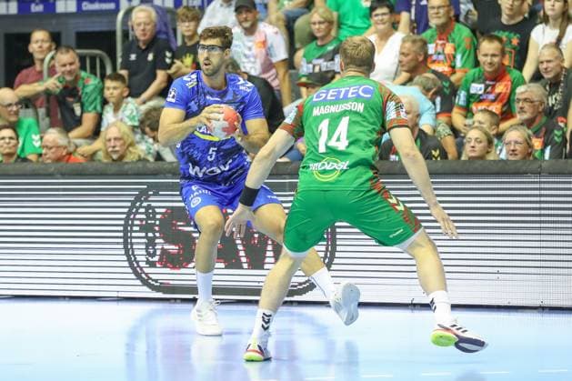 20.08.2025, xgox, Handball - Hummel Cup SC Magdeburg - TVB Stuttgart emspor, v.l. Antonio Seradilla (Stuttgart, 5) am Ball, plays the ball Magdeburg