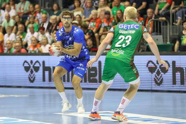 20.08.2025, xgox, Handball - Hummel Cup SC Magdeburg - TVB Stuttgart emspor, v.l. Antonio Seradilla (Stuttgart, 5) am Ball, plays the ball Magdeburg