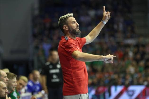 20.08.2025, xgox, Handball - Hummel Cup SC Magdeburg - TVB Stuttgart emspor, v.l. Bennet Wiegert (Magdeburg, Trainer) gibt Anweisungen, gestikuliert mit den Armen, gesticulate, gives instructions Magdeburg