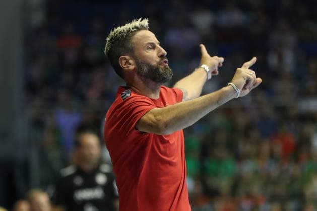 20.08.2025, xgox, Handball - Hummel Cup SC Magdeburg - TVB Stuttgart emspor, v.l. Bennet Wiegert (Magdeburg, Trainer) gibt Anweisungen, gestikuliert mit den Armen, gesticulate, gives instructions Magdeburg