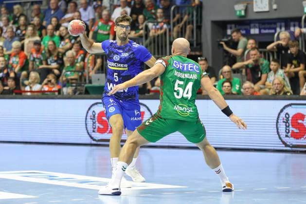 20.08.2025, xgox, Handball - Hummel Cup SC Magdeburg - TVB Stuttgart emspor, v.l. Antonio Seradilla (Stuttgart, 5) , Oscar Bergendahl (Magdeburg, 54) Zweikampf, Duell, Kampf, tackle Magdeburg