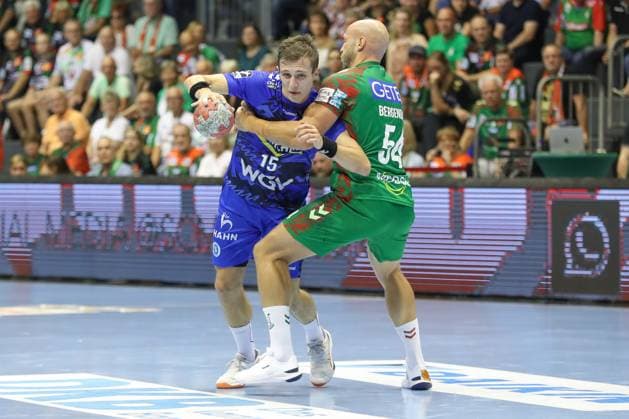 20.08.2025, xgox, Handball - Hummel Cup SC Magdeburg - TVB Stuttgart emspor, v.l. Simone Mengon (Stuttgart, 15) , Oscar Bergendahl (Magdeburg, 54) Zweikampf, Duell, Kampf, tackle Magdeburg