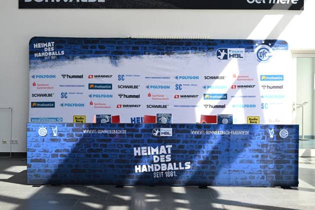Das leere Podium der Saison-Pressekonferenz des VfL Gummersbach in der Schwalbe-Arena GER, VfL Gummersbach, Teamvorstellung, Handball, 1. Bundesliga, Spielzeit 2025-2026, 20.08.2025 GER, VfL Gummersbach, Teamvorstellung, Handball, 1. Bundesliga, Spielzeit 2025-2026, 20.08.2025 Gummersbach Copyright: xEibner-Pressefoto JuergenxAugstx EP_JAT