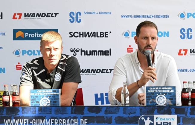 Gudjon Valur Sigurdsson (VfL Gummersbach Trainer links) und Christoph Schindler (Geschaeftfuehrer VfL Gummersbach rechts) bei der Saison-Pressekonferenz GER, VfL Gummersbach, Teamvorstellung, Handball, 1. Bundesliga, Spielzeit 2025-2026, 20.08.2025 GER, VfL Gummersbach, Teamvorstellung, Handball, 1. Bundesliga, Spielzeit 2025-2026, 20.08.2025 Gummersbach Copyright: xEibner-Pressefoto JuergenxAugstx EP_JAT