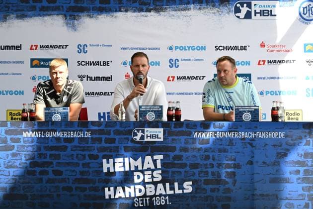 Gudjon Valur Sigurdsson (VfL Gummersbach Trainer links), Christoph Schindler (Geschaeftfuehrer VfL Gummersbach Mitte) und Dirk Hartmann (Leiter Pressekonferenz rechts) bei der Saison-Pressekonferenz GER, VfL Gummersbach, Teamvorstellung, Handball, 1. Bundesliga, Spielzeit 2025-2026, 20.08.2025 GER, VfL Gummersbach, Teamvorstellung, Handball, 1. Bundesliga, Spielzeit 2025-2026, 20.08.2025 Gummersbach Copyright: xEibner-Pressefoto JuergenxAugstx EP_JAT