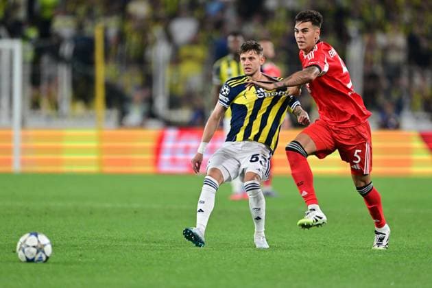 Fenerbahce v Benfica - UEFA Champions League ISTANBUL, TURKIYE - AUGUST 20: Sebastian Szymanski (53) of Fenerbahce competes against Enzo Barrenechea (5) of Benfica during the UEFA Champions League play-off round 1st leg match between Fenerbahce and Benfica at Fenerbahce Sukru Saracoglu Spor Kompleksi on August 20, 2025 in Istanbul, Turkiye. Serhat Cagdas Anadolu Istanbul Turkey. Editorial use only. Please get in touch for any other usage.  Copyright: x2025xAnadoluxSerhatxCagdasx