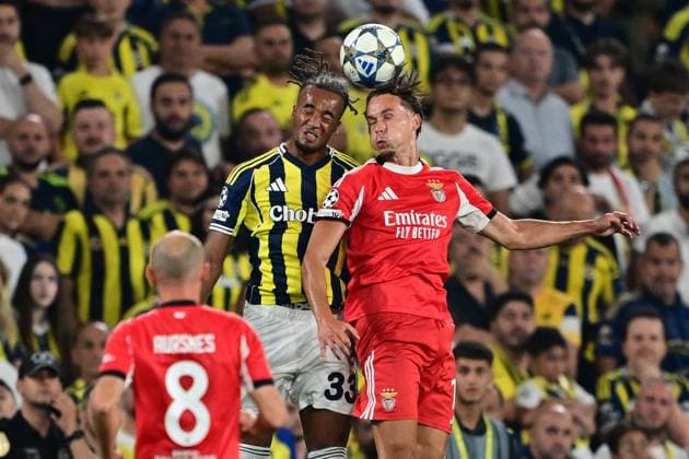 Fenerbahce v Benfica - UEFA Champions League ISTANBUL, TURKIYE - AUGUST 20: Archie Brown of Fenerbahce competes against Amar Dedic of Benfica during the UEFA Champions League play-off round 1st leg match between Fenerbahce and Benfica at Fenerbahce Sukru Saracoglu Spor Kompleksi on August 20, 2025 in Istanbul, Turkiye. Serhat Cagdas Anadolu Istanbul Turkey. Editorial use only. Please get in touch for any other usage.  Copyright: x2025xAnadoluxSerhatxCagdasx