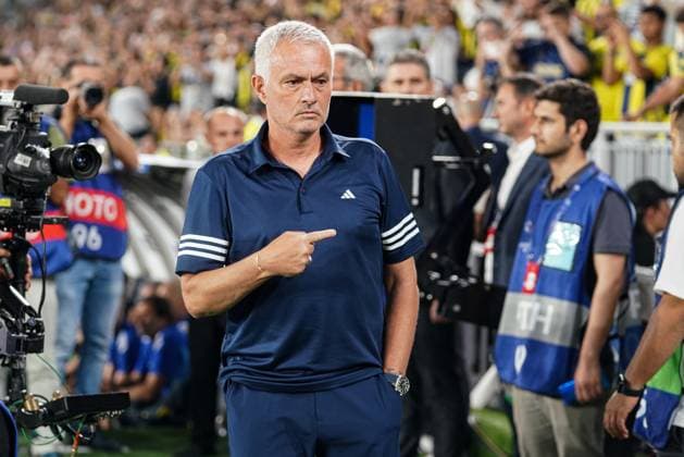 Fenerbahce v Benfica - UEFA Champions League ISTANBUL, TURKIYE - AUGUST 20: Fenerbahce head coach Jose Mourinho follows preparations ahead of the UEFA Champions League play-off round match between Fenerbahce and Benfica, at Chobani Stadium in Istanbul, Turkiye on August 20, 2025. Cemal Yurttas Anadolu Istanbul Turkey. Editorial use only. Please get in touch for any other usage.  Copyright: x2025xAnadoluxCemalxYurttasx
