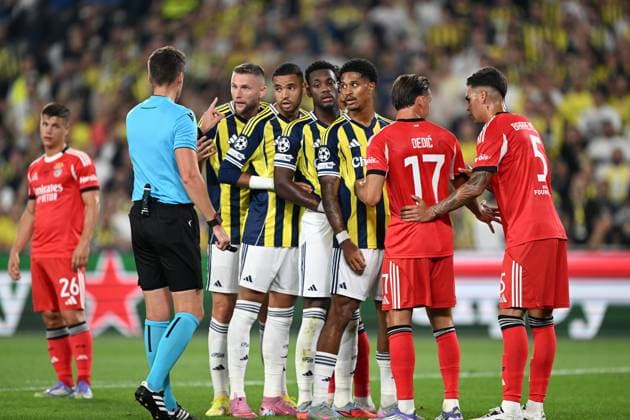Fenerbahce v Benfica - UEFA Champions League ISTANBUL, TURKIYE - AUGUST 20: Players and the referee during the UEFA Champions League play-off round 1st leg match between Fenerbahce and Benfica at Fenerbahce Sukru Saracoglu Sports Complex on August 20, 2025 in Istanbul, Turkiye. Ali Atmaca Anadolu Istanbul Turkey. Editorial use only. Please get in touch for any other usage.  Copyright: x2025xAnadoluxAlixAtmacax