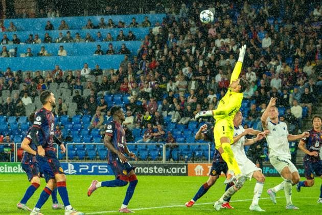 Basel, Switzerland, August 20th 2025 Marwin Hitz (1 FC Basel 1893) Does not reach the ball equalisation 1:1 German Onugkha ( F.C. Copenhagen) during the UEFA Champions League Play-off match between FC Basel 1893 and F.C. Copenhagen at St. Jakob Park in Basel, Switzerland. (Pascal von Büren SPP) Copyright: xPascalxvonxBürenx xSPPx spp-en-PaVoBSp-Pavo-Fotografie-409