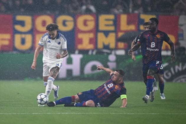 Fussball Champions League Qualifikation Play - Off Saison 2025 2026 Hinspiel 20.08.2025 FC Basel - FC Kopenhagen Xherdan Shaqiri (re, FC Basel) gegen Jordan Larsson (li, FC Kopenhagen)