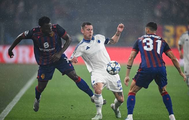 Fussball Champions League Qualifikation Play - Off Saison 2025 2026 Hinspiel 20.08.2025 FC Basel - FC Kopenhagen Lucas Lerager (Mitte, FC Kopenhagen) gegen Dominik Schmid (re, FC Basel) und Philip Otele (li, FC Basel)