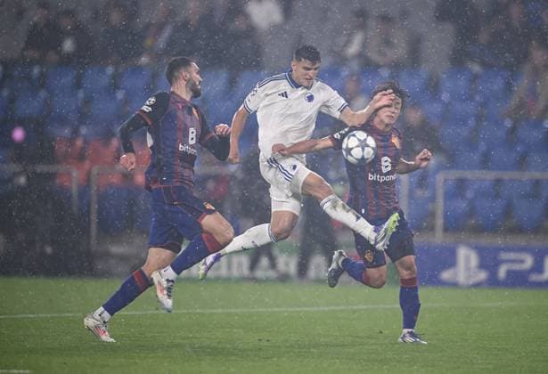 Fussball Champions League Qualifikation Play - Off Saison 2025 2026 Hinspiel 20.08.2025 FC Basel - FC Kopenhagen Mohamed Elyounoussi (Mitte, FC Kopenhagen) gegen Keigo Tsunemoto (re, FC Basel) und Adrian Leon Barisic (li, FC Basel)