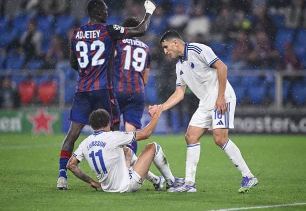 Fussball Champions League Qualifikation Play - Off Saison 2025 2026 Hinspiel 20.08.2025 FC Basel - FC Kopenhagen Mohamed Elyounoussi (re, FC Kopenhagen) hilft Jordan Larsson (li, FC Kopenhagen) auf