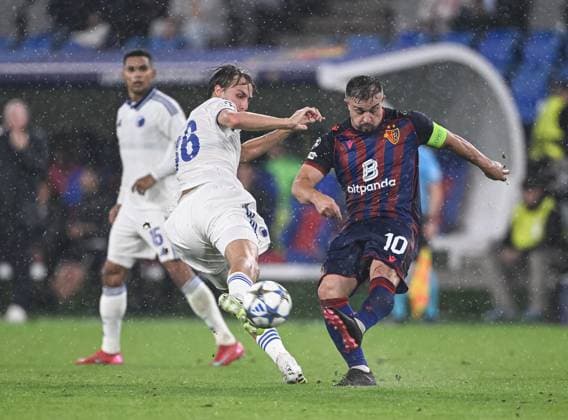 Fussball Champions League Qualifikation Play - Off Saison 2025 2026 Hinspiel 20.08.2025 FC Basel - FC Kopenhagen Xherdan Shaqiri (re, FC Basel) gegen William Clem (li, FC Kopenhagen)