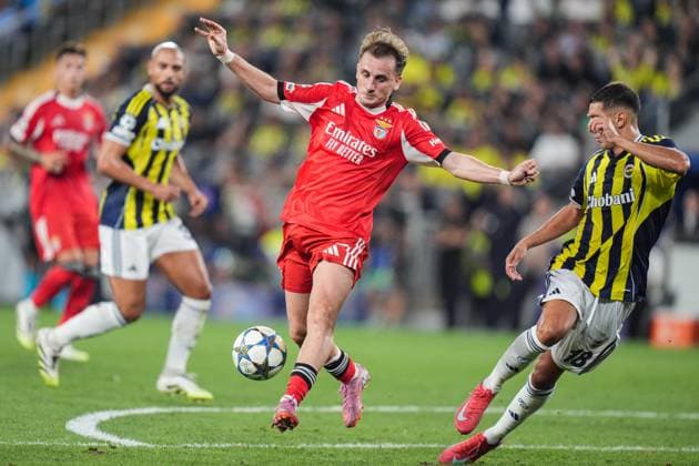 Fenerbahce v Benfica - UEFA Champions League ISTANBUL, TURKIYE - AUGUST 20: Kerem Akturkoglu (C) of Benfica competes against Mert Muldur (R) of Fenerbahce during the UEFA Champions League play-off round 1st leg match between Fenerbahce and Benfica at Fenerbahce Sukru Saracoglu Spor Kompleksi on August 20, 2025 in Istanbul, Turkiye. Cemal Yurttas Anadolu Istanbul Turkey. Editorial use only. Please get in touch for any other usage.  Copyright: x2025xAnadoluxCemalxYurttasx