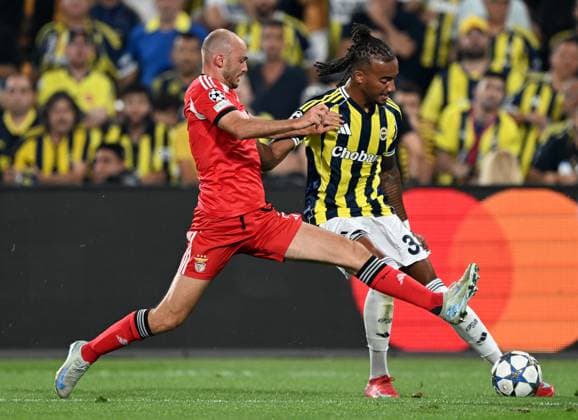 Fenerbahce v Benfica - UEFA Champions League ISTANBUL, TURKIYE - AUGUST 20: Archie Brown of Fenerbahce in action against Fredrik Aursnes of Benfica during the UEFA Champions League play-off round 1st leg match between Fenerbahce and Benfica at Chobani Stadium on August 20, 2025 in Istanbul, Turkiye. Ali Atmaca Anadolu Istanbul Turkey. Editorial use only. Please get in touch for any other usage.  Copyright: x2025xAnadoluxAlixAtmacax