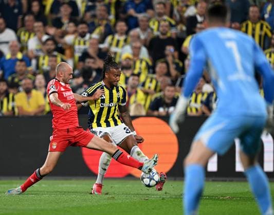 Fenerbahce v Benfica - UEFA Champions League ISTANBUL, TURKIYE - AUGUST 20: Archie Brown of Fenerbahce in action against Fredrik Aursnes of Benfica during the UEFA Champions League play-off round 1st leg match between Fenerbahce and Benfica at Chobani Stadium on August 20, 2025 in Istanbul, Turkiye. Ali Atmaca Anadolu Istanbul Turkey. Editorial use only. Please get in touch for any other usage.  Copyright: x2025xAnadoluxAlixAtmacax